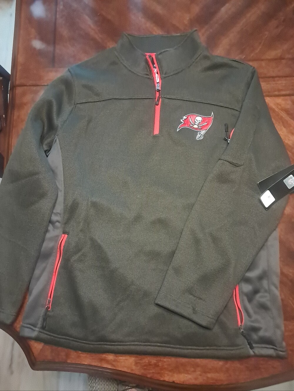 Men's XL Tampa Bay Buccaneers Pull Over New With Tags
